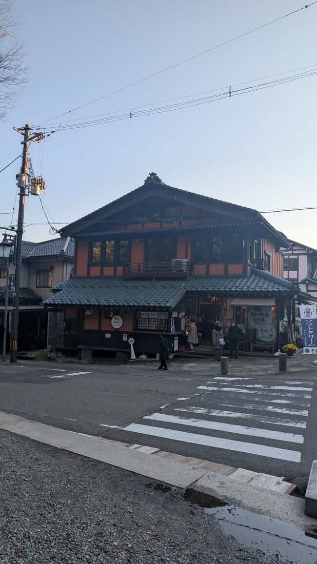駅に向かう前に、弥彦神社の前で発見したのが、豪雪地帯・十日町の古民家に魅せられたドイツ人建築家のカール・ベンクスさんが手掛けた古民家カフェです。壁のピンク色がとても可愛らしい感じでした。