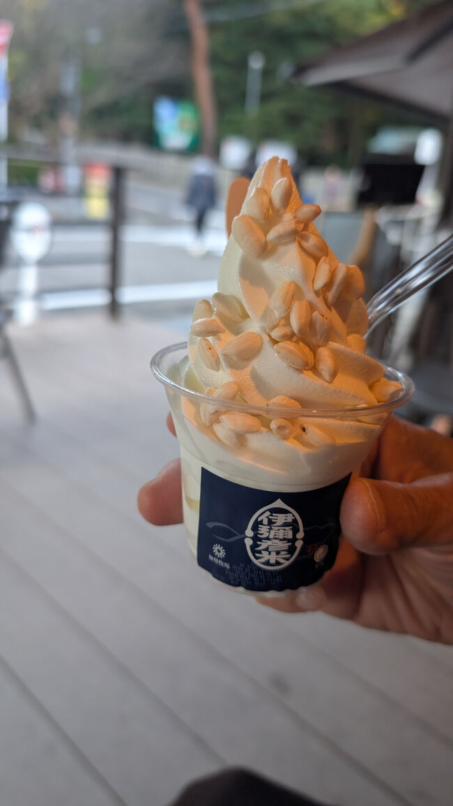 お米のあられがトッピングしてある、濃厚なソフトクリームでした。