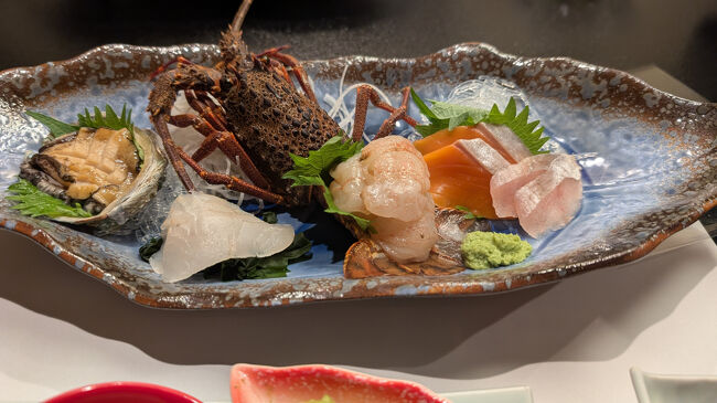 お造りにはロブスターが入っていました。昨日は焼きで食べたアワビが、今日はお刺身です。イシモチとサーモンとヒラメも、鮮度が抜群でした。そしてロブスターは食べ応えがありました。