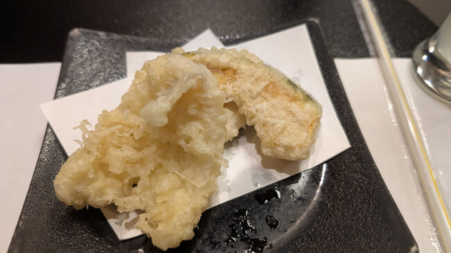 今夜の天ぷらはキスでした。生け簀から上がったばかりのキスは新鮮そのもの。