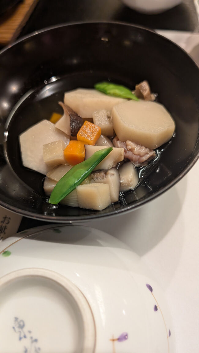 新潟の郷土料理のっぺをいただきました。里芋が中心で、椎茸やひき肉、いか・根菜などが入っていて、味わいのある郷土料理でした。