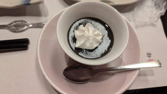 今日のデザートは黒ごまプリンでした。海鮮料理でお腹がいっぱいになってしまったけれど、プリンはつるんと入って行きました。