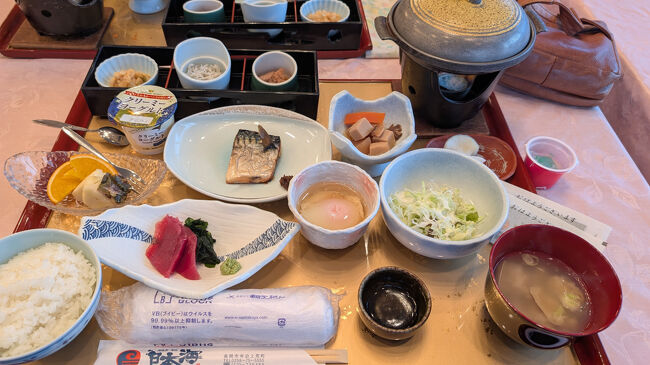 3日目の朝食は、海の幸が中心の和定食です。お腹がいっぱいでしたけれど、やはり完食してしまいました。この後、長岡までの送迎バスは午前9時の出発でしたので、結構慌ただしくチェックアウトしました。