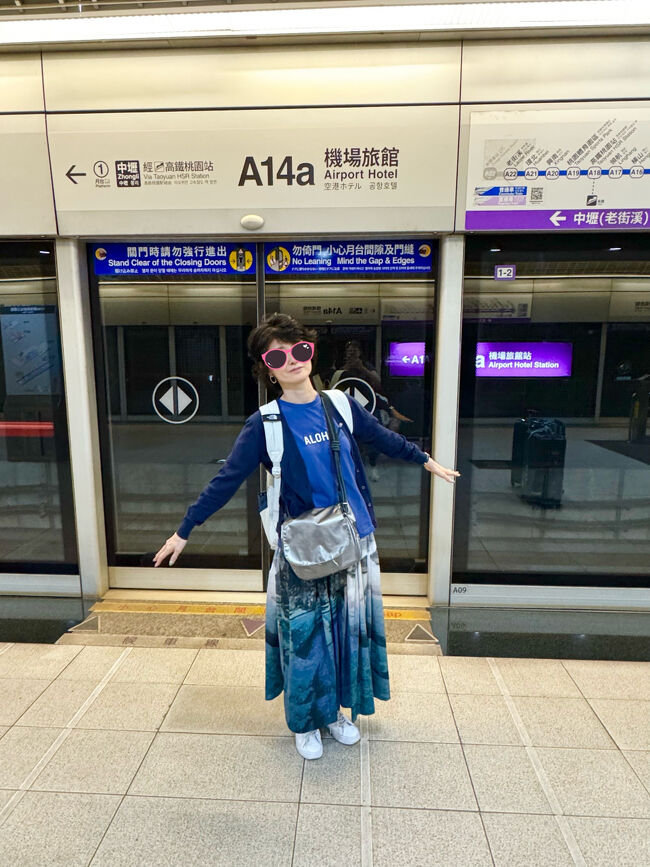 こちらの駅はクレジットタッチで改札入れました<br /><br />カメラを向けると何かしらのポーズする姉<br />リュックと斜めがけの二刀流