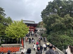 鎌倉宮から鶴岡八幡宮までは歩いて10分程。今までの道中はあまり人はいなかったが、ここは外国人から修学旅行の学生まですごい人だ。