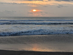 残念ながら雲が多くしっかり夕日は見えませんでした。
