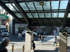 ちょっと日吉駅西口も見てみようと、西口側に出てみると、駅を中心に5本の放射状に配置された道路そのものは変わらないが、華やかな商店街に変っている。
今考えると、駅前広場が自動車時代には狭く感じられるのが玉に瑕にだが、歩行者として考えれば、見通しが良い放射状道路は便利そう。
