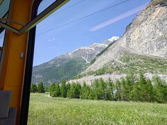 VispでMatterhorn-Gotthard-Bahnへ7分乗り換え。スーツケースを転がしながら小走りで、何とか乗り換えられました。乗車している人のほとんどが乗り換えなので、地下道へ降りるスロープやホームはとても混み合いました。