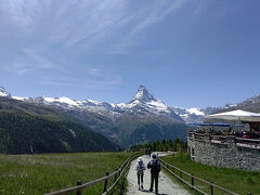 スネガ展望台（2288m）に来ました。
スンネッガ・エクスプレス（ケーブルカー）というケーブルカーで上がるのですが、チケット売り場の男性に、「今日の分は売り切れだよ」と言われました。これはジョーク？人種差別？