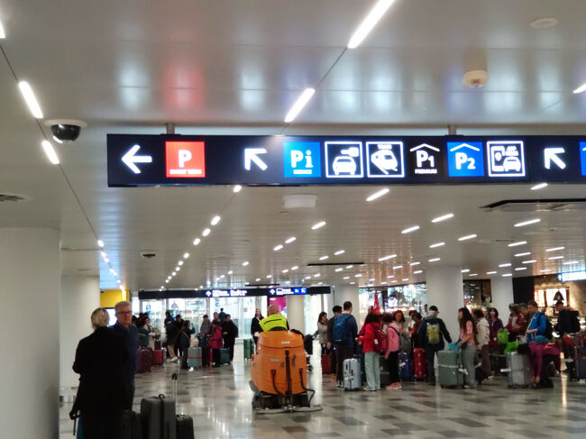 到着したらこの案内の電車マークを目印に進めば、市内への近郊線乗り場に迷わず行けます