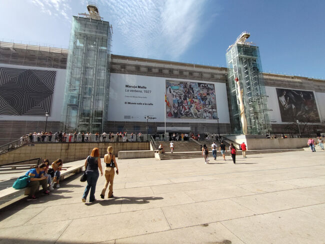 ソフィア王妃芸術センター<br />有名なピカソのゲルニカが展示されている美術館<br />事前に調べた時は写真撮影禁止となっていたので、入り口のロッカーにカメラもスマホも預けて入った<br />なのに、皆さん撮影しているではないか!<br />ゲルニカ確かに見たけど、何も残っていない・・・<br />なお、高齢者は無料です