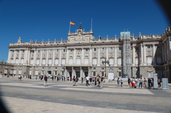 マドリード王宮<br />こことプラド美術館どちらに行こうかと考えた末、王宮にしました<br />理由はこのあとパリでルーブル行くし、特にプラド美術館で素人の自分が興味がある作品がなかったから<br />王宮のチケットは事前にネット購入