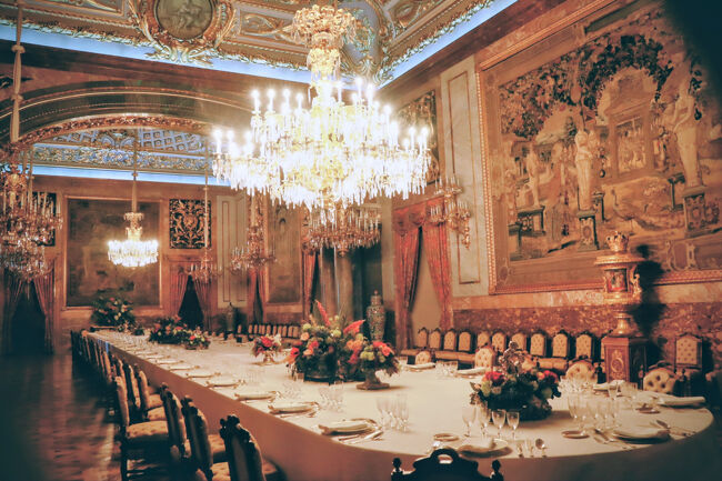 こんな部屋で食事したら味なんかわからなくなりそう