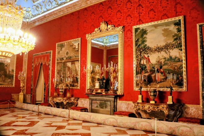 部屋を移動するたびに色彩が鮮やかに変化するせいか見ていて飽きない