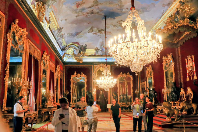 ベルサイユ宮殿の鏡の間を模倣したという王座の間