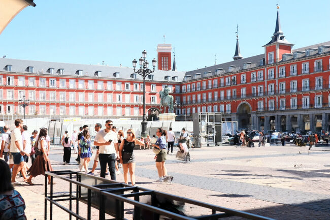 マヨール広場<br />マドリードにはこんな広場がたくさんあります<br /><br />明日はトレド<br />明後日はセゴビアです