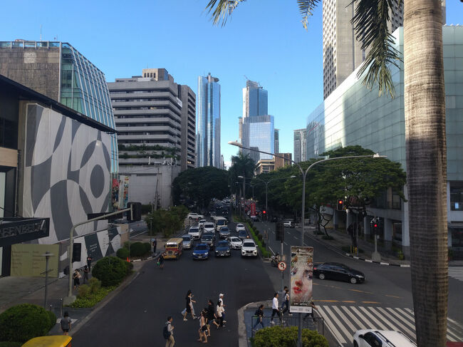 ・マカティ通り　<br /><br />グロリエッタの更に奥にあったランドマークってゆうデパートの先。<br />いや、、、こんだけのデパートやモールを、こんな１箇所に集めんでもええやん。。。<br />