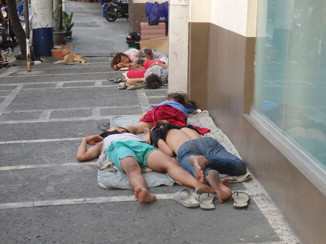 ・お家の無い人達？　<br /><br />もう８時も過ぎてるし、けっこういい時間やと思うねんけどね・・・。<br />これが、マニラの日常なんやろか？？<br />