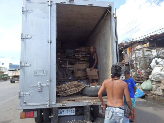 ・ハッピーランド　<br /><br />東南アジア最大とゆわれるスラム街（トンド地区）にあり、ゴミを収集して、分別、売却して生計を立ててる、いわゆるスカベンジャーと呼ばれる人達がたくさん暮らしてる。<br />まずは、これは段ボール。<br />