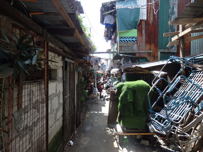 ・ハッピーランド　<br /><br />木やトタンで、家が無造作に建てられてる。<br />