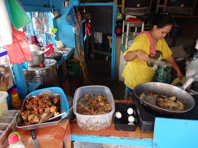 ・ハッピーランド　<br /><br />かの有名なパグパグ屋。<br />パグパグとは、Ｊｏｌｌｉｂｅｅやマクドの残飯のチキン（とゆーか、ゴミとして捨てられてるもん）を集めて来て、それを洗って再調理したもの。<br />スラムのご馳走なんやとか。<br />