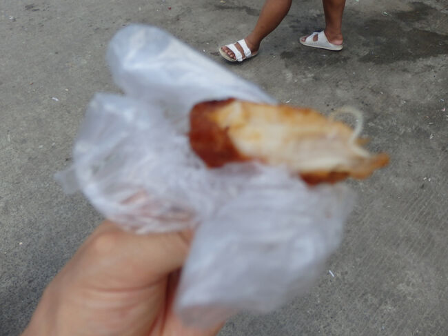 ・ハッピーランド　<br /><br />１個もらって食ってみた。<br />マジョリーが、お前まじで食うんか！？って顔してたけど・・・。<br />チキン自体は火が入ってるんで大丈夫やろとは思いつつ、油がやばそーやな、、、と思いながらも、ここまで来て食わん手はないやろと思って。<br />まー、ふつーのチキンやった。<br />お腹も別に問題なかった、海外で諸々食ってきてるけど、１回しか下したことないアイアンストマックなんで。<br />そこだけは、まじで親に感謝♪（爆）<br />