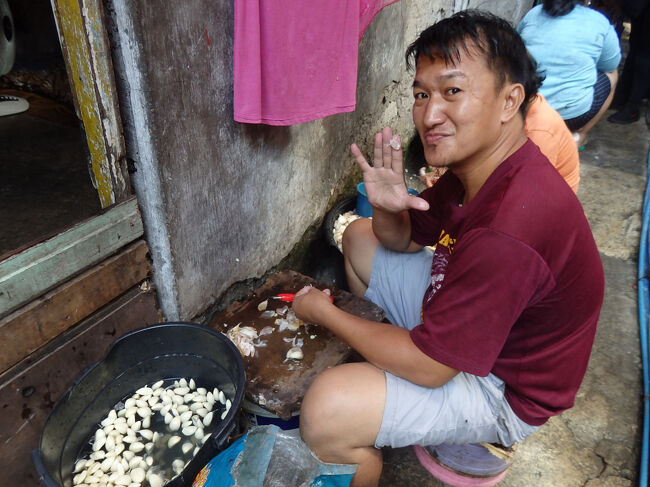 ・ハッピーランド　<br /><br />ニンニクの皮を剥いてる人。<br />悲壮感とか全くない感じ。<br />みんな、貧しくても楽しそう。<br />１５ｋｇ９０ペソで売れるんやって、大変な割に安いよね。。。<br />