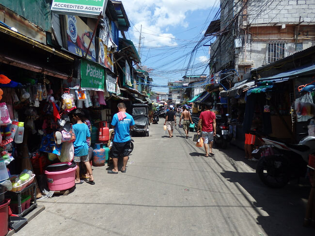 ・ハッピーランド　<br /><br />もっと困窮してるんかと思いきや、ふつーに店もあるし、商品もふつーにあるし、若いコは携帯も持ってるし、小っさい子供が２０ペソ札を持って歩いてたりするし、テレビがある家もあったし。<br />ゴミを売れば、僅かながらもお金は手に入るんやろう、その日暮らしなんは間違いないんやろーけどね。<br />これなら、路上で物乞いしてる人達の方がよっぽど危ないんかも？<br />通りすがりの住民のおっちゃんからは、鞄は前に持てよ！ってゆわれたけどね。<br />マジョリーがいたからかもやけど、全然危うさは感じんかったな～。<br />