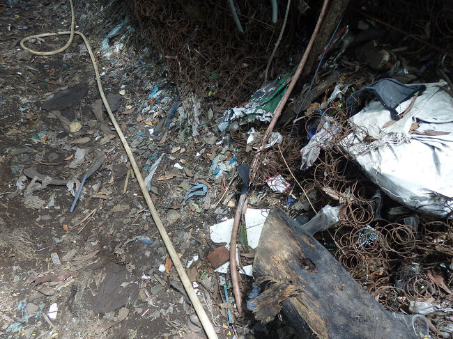 ・スモーキーマウンテン　<br /><br />この管は、水も引いてんのかな？？<br />