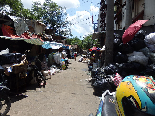 ・スモーキーマウンテン　<br /><br />周りにも、お手製の家的なもんがいっぱいあった。<br />ここには、ゴミもけっこう山積みにされてる感じ・・・？<br />