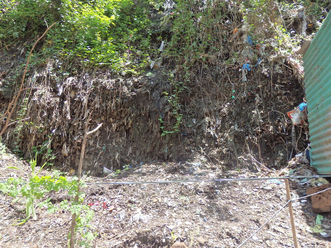 ・スモーキーマウンテン　<br /><br />よく見てみると、ゴミが層になってるよーに見えた。<br />