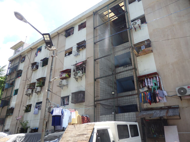 ・スモーキーマウンテン　<br /><br />すぐ側に、アパート的な感じの建物が。<br />