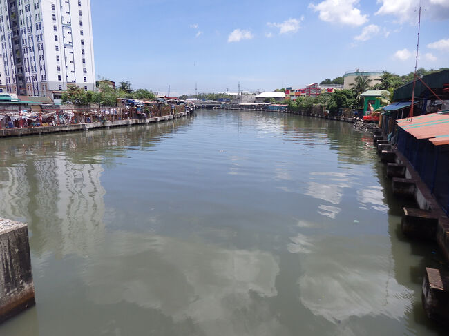 ・汚水が流れるマニラ湾に繋がる川　<br /><br />スモーキーマウンテンができる原因となった川（かは分からんけど）。<br />昔は漁師町やったこの地域に政府がゴミを投棄し始め、マニラ湾に汚水が流れることにより魚が獲れんくなっただか売れんくなっただかで、漁師達がまずスカベンジャーになって、どんどんスカベンジャーの数が増えていったんやとか。<br />とりあえず、ここはすっげー臭かった、、、ハッピーランドとかよりも断然。<br />負の歴史が始まってもう７０年くらい経つのに、この状況は変わってへんのかも。。。<br />