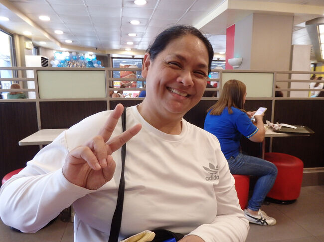 ・ガイドのマジョリー　<br /><br />午前中は、ハッピーランド＆スモーキーマウンテンのツアーへ。<br />自力で行こうかとも思ってんけど、最終日に何かあるとめんどいし、案内してもらった方が中の方まで行けるやろーしってことで。<br />一人なんで代金が１万円以上もしてまうねんけど、それが少しでもそこに住んでる人達に還元されるなら、それも良いかと思って。<br />