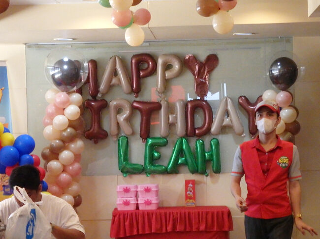 ・Ｊｏｌｌｉｂｅｅ　<br /><br />誕生会をしとった。<br /><br />ハッピーランド、思ってたよりかはふつーのとこやった。<br />まだ今でも、スカベンジャー（ゴミ収集、分別、売却）で生計を立ててるってのは変わらんかったけど。<br />でも、それで経済として、社会の位置付けとしても成り立ってるみたいやし。<br />もっと、アフリカみたいな厳しい貧困があるんかと思ってんけど。<br />もちろん、その日暮らしの生活で余裕なんか全くないんは違いないんやろーけど、もっと想像してたよーなもんを見るんなら、スモーキーバレーの方に行かんとあかんのかもね。<br />結局、このツアーに１万円以上の価値があったんか、、、ってのは微妙なところ。<br />その１万円のうちのどれだけが、ちゃんとここの人達に届くんかも分からんし。<br />でも、少しでも貢献できてたらいいんやけどね。。。<br />