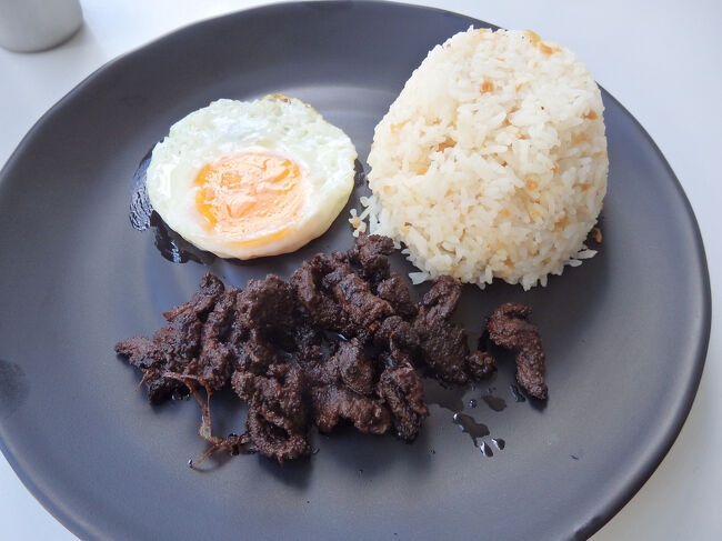 ・Ｃｈｉｃｋｅｎ Ｌｅｃｈｏｎａ　<br /><br />Ｔａｐｓｉｌｏｇ。<br />フィリピンのローカルフードの定番で、日本の牛丼的存在なんやとか。<br />朝に食べるもんらしーけどね。<br />牛肉と目玉焼きとガーリックライス。<br />
