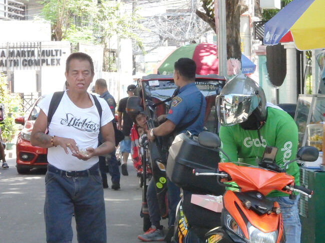 ・警察官　<br /><br />そんなに街に危うさは感じんかってんけど、すっげーごっついライフルを持ってた。<br />