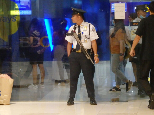 ・ＳＭマカティ　<br /><br />ここでも、入口の警備員がごっついライフルを持ってた。<br />