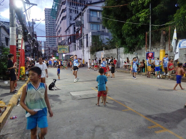 ・ヴァスケス・ストリート　<br /><br />お土産を調達すると、帰宿。<br />今日も、ストリートバスケをしとった！<br />