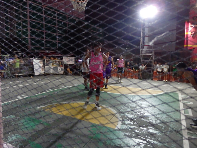 ・ＧＥＮＥＳＩＳバスターミナル　<br /><br />バスターミナルの横にもバスケコートが。<br />めっちゃ盛り上がってた♪<br />