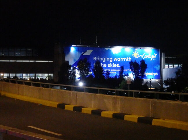 ・ニノイ・アキノ国際空港　<br /><br />まさかの空港バス最終便に乗り遅れたんで、バスターミナルから３０分ほど歩いて。<br />時間前に出発してまうとか、最後の最後に海外あるあるすぎ。。。<br />しかも、空港でシャワーが浴びれるって情報があったんで、飛行機に乗る前にさっぱりできるーと思って、がんばって歩いてみたのに。（泣）<br />