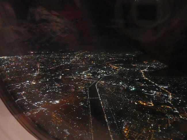 ・世界の機窓から（マニラ～成田）　<br /><br />最後がすげーびみょーな感じになってもーたけど、８日間無事に過ごせて良かった♪<br />でも、さすがに勢いだけで乗り切れる年やなくなってきたよな～。<br />まぢで、英語がしゃべれるよーになりたいね。<br />なりたいと思うだけでは、なれるわけはないねんけど・・・。<br />あと、次にいつどこに行くかは分からんけど、絶対にもう少し下調べはして行けよ俺。。。<br /><br /><br />完