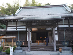 創建は建武元年（一三三四）、開山は天岸慧広、開基は足利尊氏の祖父・家時であり、創建は上杉重兼と言われます。境内にあるやぐらは、永享の乱（一四三八～一四三九）において当寺で自害した四代鎌倉公方持氏の嫡子義久と開基家時の墓と伝わります。