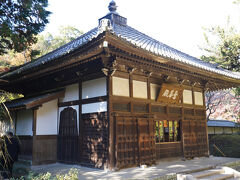 鎌倉五山第四位。北条宗政の妻と子の師時が弘安四年（一二八一）ごろに創建。総門の手前に鎌倉の十井のひとつ、甘露の井があり、苔むした石段をあがると中国風鐘楼門、その先に曇華殿と呼ばれる仏殿があります。