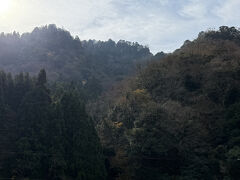 三朝温泉から車で15分足らずのところに、有名な三徳山投入堂があるということで行ってみます。
上るのは無理なので、遥拝所から眺めます。
（遥拝所に車2台ぐらい停められるスペースがありました。）

逆光なので見えにくいですが…