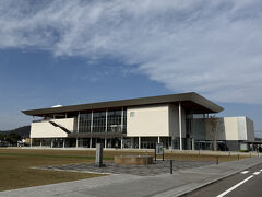 三佛寺を後にして向かったのは、今年2025年4月にオープンしたばかりの、鳥取県立美術館。
設計は槇総合計画事務所。