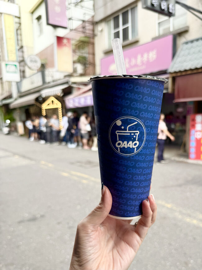 確か<br />スプリングティーとパイナップルとパッションフルーツ<br />だったと思う<br />生き返る美味しさでした！<br /><br />行きたかったお店の行列眺めながらいただきました