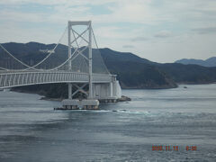 　鳴門大橋の下の海にうず潮ができるそうです。近寄らないとよく見えないそうです。行ってみます。
