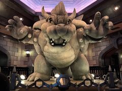 8時25分頃、フリー入場間に合いました！
訳わからないまま、急いでマリオカート30分待ちに並びます。スタッフに、身長測ってから来てね(次男)と促され行くものの、身長測ってたスタッフどこか行ったっきり誰も来ず、身長測る子ども達の列が、、。
それに気付きやっとスタッフ来る、、みたいな感じでした。

無事、身長107センチをクリアして並びます。