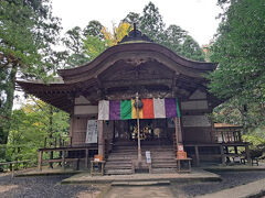 こちらが本堂。
そしてこの本堂の右脇を奥へと進むと投入堂へ登る入口があります。